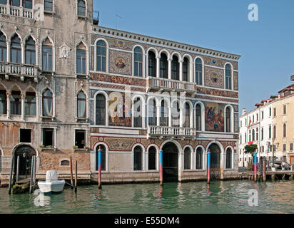 Hotel Palazzo Barbarigo décorée de beaux mosiacs vu du Grand Canal Venise Italie au début du matin HÔTEL PAL Banque D'Images