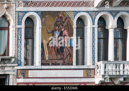 Détail des mosaïques sur façade de l'Hôtel Palazzo Barbarigo vu du Grand Canal Venise Italie au début du matin chaud mosaïques Banque D'Images