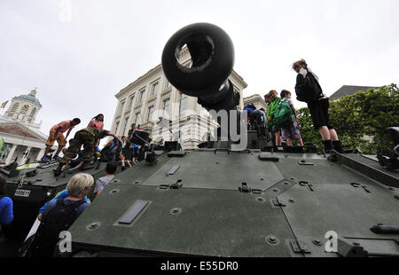 Bruxelles, Belgique. 21 juillet, 2014. Les gens monter des réservoirs sur écran, au cours de la Journée nationale de parade militaire à Bruxelles, Belgique, le 21 juillet 2014. Credit : Ye Pingfan/Xinhua/Alamy Live News Banque D'Images