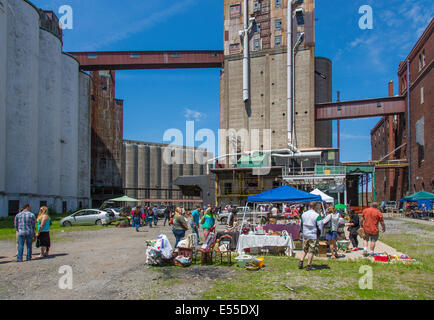 Marché aux puces de silos à grains historique abandonnée sur le bord de l'eau à Buffalo, New York savent maintenant que la ville de silo. Banque D'Images