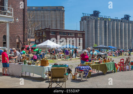 Marché aux puces de silos à grains historique abandonnée sur le bord de l'eau à Buffalo, New York savent maintenant que la ville de silo. Banque D'Images