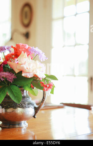 Les fleurs fraîches dans un vase sur une table à manger en bois bed and breakfast ranch à Sonoma, Californie Banque D'Images