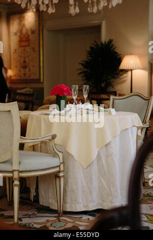 Table avec deux chaises et verres de champagne dans la salle à manger. Banque D'Images