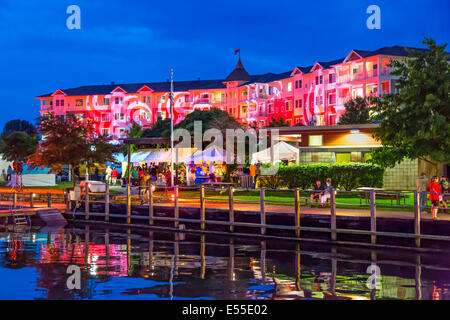 Harbour Hotel sur Seneca Lake Harbour Lights allumés pour le Waterfront Festival dans la région de Watkins Glen dans la région des lacs Finger de New York Banque D'Images