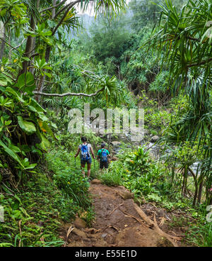 Randonneurs sur le sentier près de Kalalau Flux Hanakapiai Banque D'Images