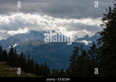 Le Hoher Tenn et grosses Weisbachhorn et le Kitzsteinhorn au-dessus du Zeller See Zell am See Salzbourg Autriche Banque D'Images