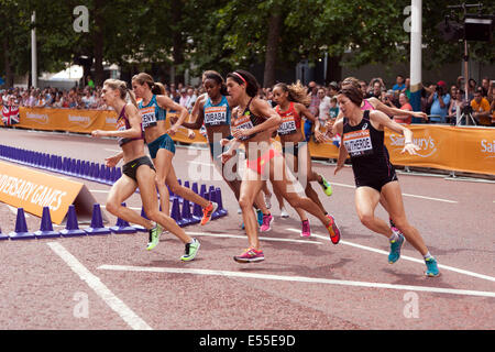 Concurrents dans le women's 1 mile tour final l'épingle à la fin de la Mall, au cours de l'anniversaire de Sainsbury's jeux. dibarba genzebe a utres gagner la course dans un temps de 4.28. grand britains, Helen clitheroe a terminé 5e en un temps de 4,36. crédit : www.white-moulin.co.uk/Alamy live news Banque D'Images