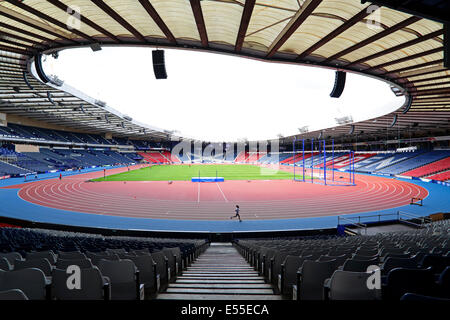 Hampden Park, Glasgow, Écosse, Royaume-Uni, lundi, 21 juillet 2014. Les athlètes s'entraînent sur la piste de course à Hampden Park qui a été transformée d'un stade de football normalement utilisé par Queen's Park et les équipes nationales de football d'Écosse en salle d'athlétisme des Jeux du Commonwealth de Glasgow 2014 Banque D'Images