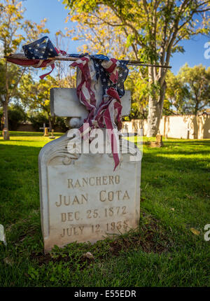 Old pioneer pierre tombale avec un drapeau américain, Mission Santa Ines Cemetery, comté de Santa Barbara, Californie, USA Banque D'Images