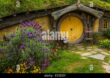 Trous de Hobbit dans Hobbiton, emplacement du Seigneur des Anneaux et Le Hobbit trilogie, Hinuera, Matamata, Nouvelle-Zélande Banque D'Images