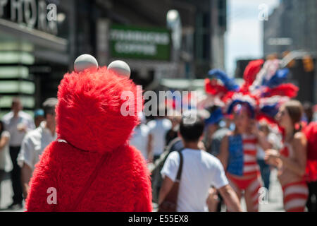 Elmo sollicite des touristes à Times Square à New York vendredi, Juillet 18, 2014. Banque D'Images