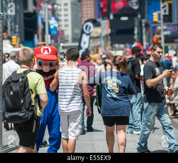 Super Mario sollicite des touristes à Times Square à New York vendredi, Juillet 18, 2014. Banque D'Images