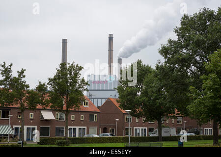 Amercentrale zone résidentielle derrière les maisons, centrale électrique au charbon appartenant à Essent aux Pays-Bas Banque D'Images