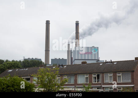 Amercentrale derrière les maisons, centrale électrique au charbon appartenant à Essent en Geertruidenberg aux Pays-Bas Banque D'Images