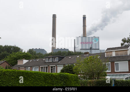 Amercentrale derrière les maisons, centrale électrique au charbon appartenant à Essent en Geertruidenberg aux Pays-Bas Banque D'Images