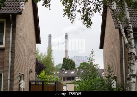 Power Plant gare derrière les maisons d'une rue résidentielle, propriété d'Essent aux Pays-Bas (amercentrale) Banque D'Images