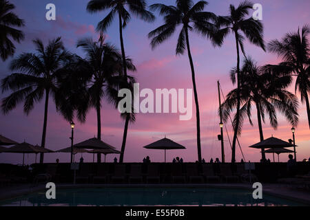 Coucher du soleil à Waikiki Beach à partir d'une vue sur la piscine de l'hôtel Banque D'Images