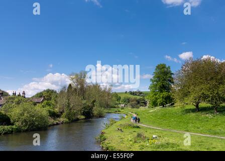 Vue de la rivière Wye, montrant chemin à travers 'Scots garden' Bakewell, Derbyshire, Angleterre, peut. Banque D'Images
