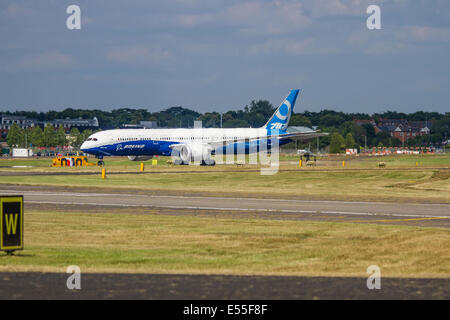 Étirée Boeing 787-9 Dreamliner au salon Farnborough International Air Show le 15 juillet 2014 Banque D'Images