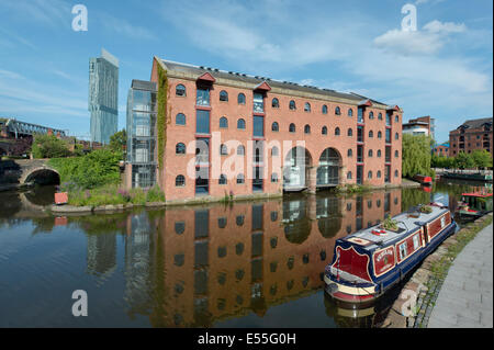 Le Castlefield Urban Heritage Park et centre-ville historique de conservation du canal avec Beetham Tower à Manchester, au Royaume-Uni. Banque D'Images