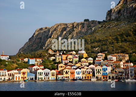 Vue partielle sur le village pittoresque de Kastellorizo (ou "eghisti') island, îles du Dodécanèse, Grèce Banque D'Images