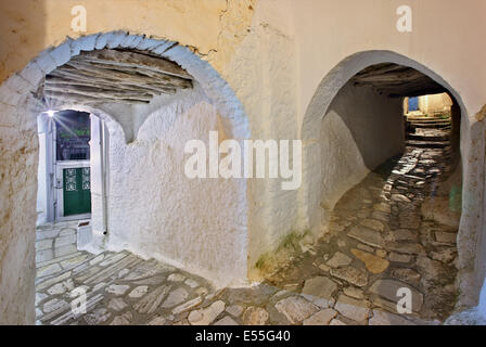 De belles arcades traditionnelles (appelé "tiasto teasto' ou '') dans village Apiranthos, l'île de Naxos, Cyclades, en Grèce. Banque D'Images