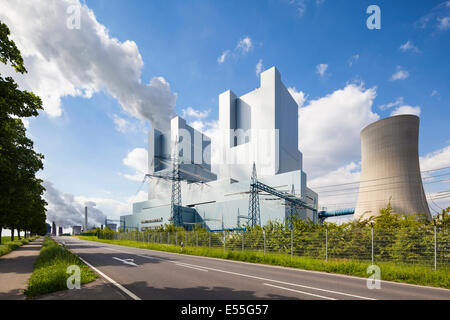 Une nouvelle centrale électrique au lignite avec beau ciel bleu et une route à l'avant-plan Banque D'Images