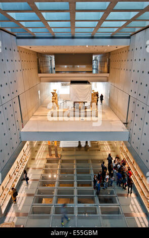 La salle des cariatides, l'authentique de l'Afrique du portique de l'Erechtheion temple, dans le musée de l'Acropole, Athènes Grèce. Banque D'Images