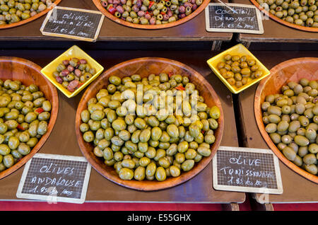 Une sélection d'olives vertes en vente sur un étal au marché le samedi à Chamonix, Haute Savoie, France. Banque D'Images