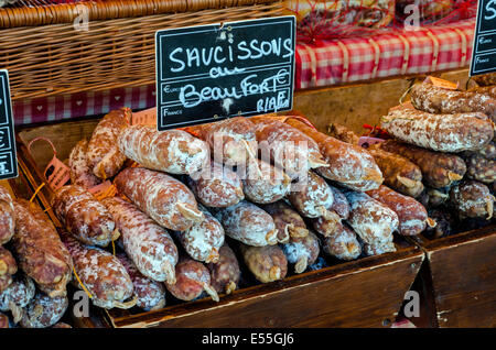 Saucisson au beaufort, une saucisse savoyardes traditionnelles aromatisé avec du fromage de Beaufort, sur un étal à Chamonix, Haute Savoie, France. Banque D'Images