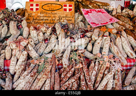 Une sélection de plats traditionnels français sur une saucisse stand au marché le samedi à Chamonix, Haute Savoie, France. Banque D'Images