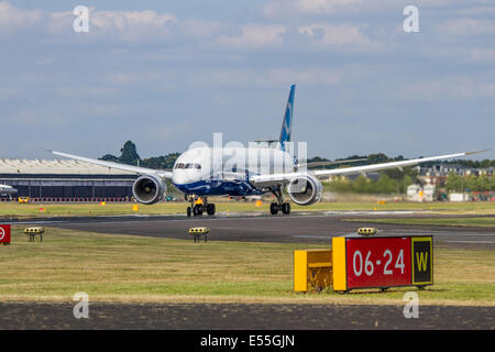 Étirée Boeing 787-9 Dreamliner au salon Farnborough International Air Show le 15 juillet 2014 Banque D'Images