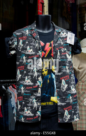 Un sens du style dans un magasin de vêtements rétro doté d'un AC/DC tee shirt noir en dessous d'une chemise hawaïenne. Banque D'Images