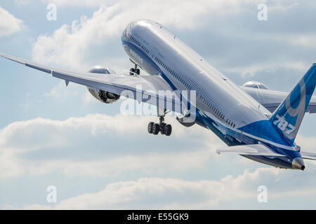 Étirée Boeing 787-9 Dreamliner au salon Farnborough International Air Show le 15 juillet 2014 Banque D'Images