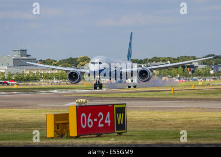 Étirée Boeing 787-9 Dreamliner au salon Farnborough International Air Show le 15 juillet 2014 Banque D'Images