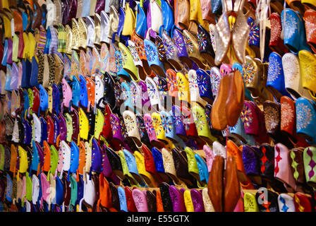 Chaussures en cuir artisanal marocain coloré Banque D'Images