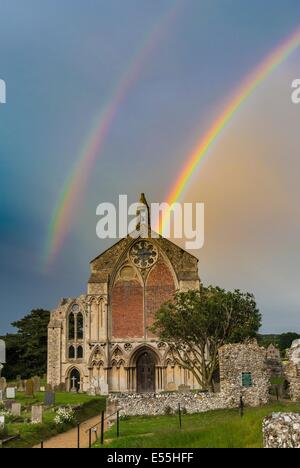 Arc-en-ciel sur Binham prieuré, Norfolk, Angleterre, Banque D'Images