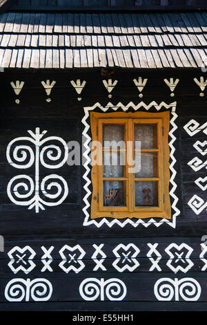 La décoration unique des maisons basés sur des modèles utilisés dans la broderie traditionnelle dans village de Cicmany, Slovaquie - Site de l'UNESCO Banque D'Images