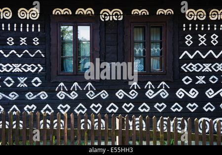 La décoration unique des maisons basés sur des modèles utilisés dans la broderie traditionnelle dans village de Cicmany, Slovaquie - Site de l'UNESCO Banque D'Images