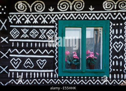 La décoration unique des maisons basés sur des modèles utilisés dans la broderie traditionnelle dans village de Cicmany, Slovaquie - Site de l'UNESCO Banque D'Images