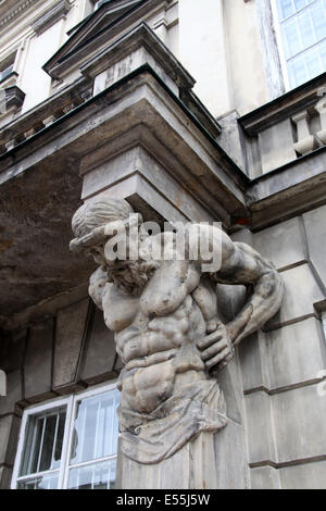 Corbel et Atlas sur un bâtiment de la vieille ville de Varsovie Banque D'Images