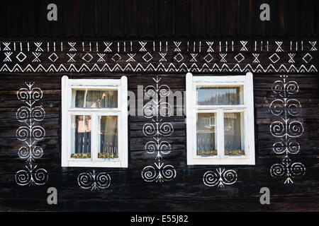 La décoration unique des maisons basés sur des modèles utilisés dans la broderie traditionnelle dans village de Cicmany, Slovaquie - Site de l'UNESCO Banque D'Images