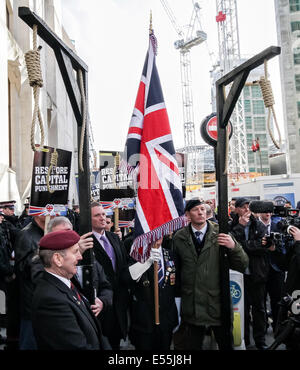 Adam Walker (R) dans une maquette holding béret potence hors cour Old Bailey à Londres pendant le procès des meurtriers de Lee Rigby. Banque D'Images