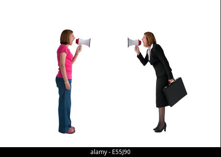 Les femmes crier en colère - man and woman - criant de mégaphones isolé sur fond blanc Banque D'Images