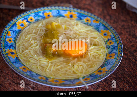 Une belle chine traditionnelle de l'intestin pickle et nouilles garnies d'une carotte. Zawady Pologne Banque D'Images