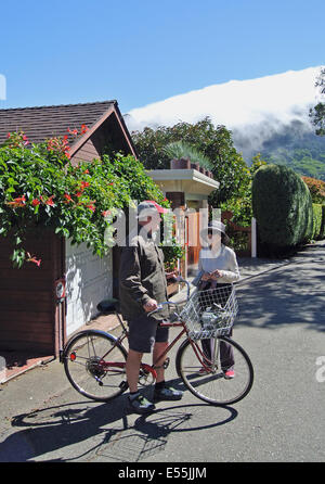 Les voisins parler en début de matinée à l'extérieur de Sausalito hillside homes Banque D'Images