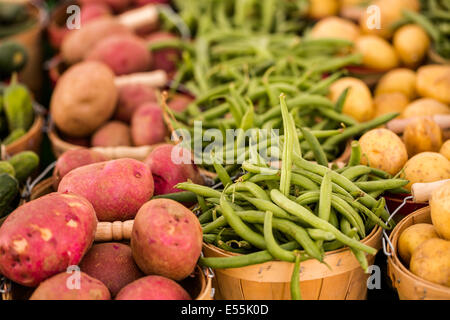 Produits frais biologiques en vente sur le marché agricole local. Banque D'Images