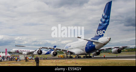 AIRBUS A380 AIRBUS A350 au salon Farnborough International Air Show le 15 juillet 2014 Banque D'Images