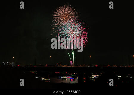 Tokyo, Japon. 19 juillet, 2014. Le festival annuel de feux d'artifice Adachi affiche environ 12 mille fusées bouteille le long de la rivière Arakawa le 19 juillet 2014. La saison d'artifice à Tokyo est ouverte par ce festival. © Rodrigo Reyes Marin/AFLO/Alamy Live News Banque D'Images