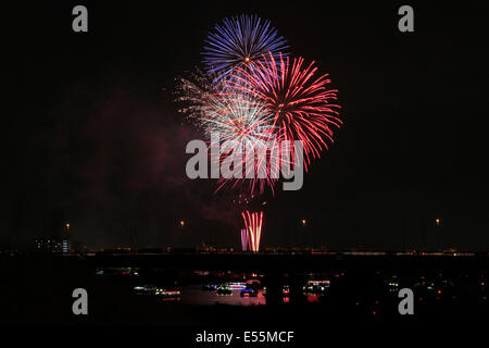 Tokyo, Japon. 19 juillet, 2014. Le festival annuel de feux d'artifice Adachi affiche environ 12 mille fusées bouteille le long de la rivière Arakawa le 19 juillet 2014. La saison d'artifice à Tokyo est ouverte par ce festival. © Rodrigo Reyes Marin/AFLO/Alamy Live News Banque D'Images